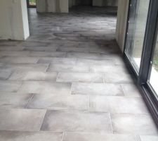 Carrelage qui sèche origini inchiosro (photo prise à travers les fenêtres)
