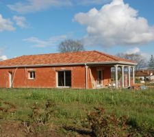 Vu  de la maison coté route avec la terrase devant et les 2 baies vitrées