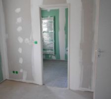 Notre suite et vue sur la salle de bain attenante