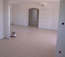 Le s&eacute;jour vu de la cuisine