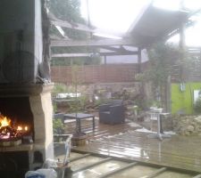 Meme sous la pluie barbecue.il ce trouve abrité heureusement, terrasse non terminée