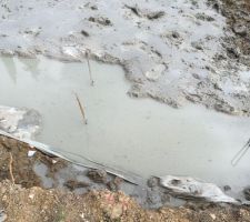 Les fondations coulées, avec un peu de débordement et de l'eau en surface