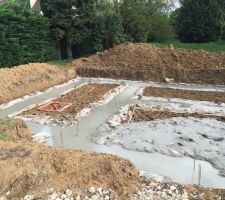 Les fondations coulées, avec un peu de débordement et de l'eau en surface