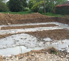 Les fondations coulées, avec un peu de débordement et de l'eau en surface