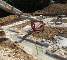 Les fondations entrain d'&ecirc;tre coul&eacute;es
