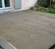 La chape de la terrasse derrière