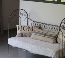 Nouveaux coussins et ancien couvre lit pour la banquette