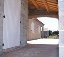 Le carrelage de la terrasse n  est  pas  tout &agrave; fait termin&eacute;