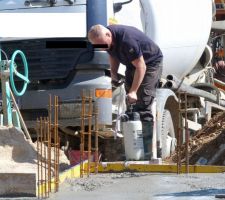 Il est 14h, le soleil tape fort, le température est de 24°C, utilisation de produit de curage (empêche l'eau du béton s'évaporer rapidement) du béton.