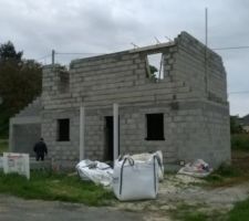 Apr&egrave;s deux semaines de s&eacute;chage de la dalle de l'&eacute;tage, et surtout deux semaines de pluie, voici les murs de l'&eacute;tage qui sont presque termin&eacute;s, manque les pignons de la maison.
Ces travaux ont &eacute;t&eacute; r&eacute;alis&eacute;s sur la semaine 19.
Beau travail des ma&ccedil;ons...