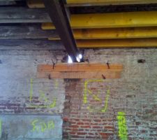 Quelques petites reprises de ma&ccedil;onnerie pour fixer la poutre &agrave; niveau.