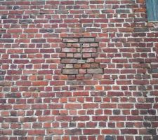 Quelques petites reprises de maçonnerie pour fixer la poutre à niveau.