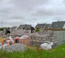 Élévation des murs. Ils travaillent même un samedi et ne font pas le pont... Bravo.