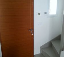 Barre de renfort de porte posée.