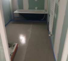 Nombreuses fissures sur la chape.