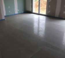 Nombreuses fissures sur la chape.