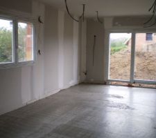 Pose de la pr&eacute;-chape avant la pose du planch&eacute; chauffant