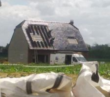Notre petit toit est bientôt achevé!