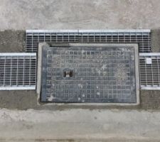 Avancée du garage avec le caniveau. Contournement du compteur d'eau.