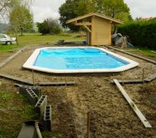 Préparation du dallage autour de la piscine.