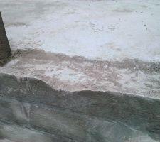 Bas de porte de service du garage &Atilde;&copy;br&Atilde;&copy;ch&Atilde;&copy;. Le chef de chantier nous a dit qu'il sera repris dans un coffrage en ciment. Tant mieux !