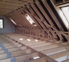 Voila dans l etat ou nous avons reçu la maison hors d eau hors d'air une maison vide un grand espace sans plancher