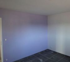 Une chambre avec de la couleur Violette paillette