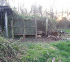 Démarrage démolitions abris, volières, clapiers dans le jardin
