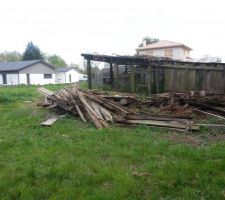 Démolitions abris, volières, clapiers dans le jardin