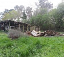 Démolitions abris, volières, clapiers dans le jardin