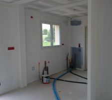 Première couche au mur coté cuisine