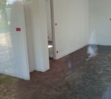 Chape de ravoirage en cours, vu de derrière, on voit au fond dans la chambre du bas c'est terminé
