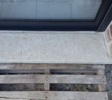 On ponce au disque diamant avant l'application d'un enduit de r&eacute;paration, d'une sous couche et d'une peinture ral 7016