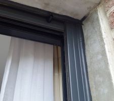 Joint cylicone ral 7016, un joint de mousse compans&eacute;e &agrave; &eacute;t&eacute; pos&eacute; en dessous pour assurer l'isolation. 2 baies vitr&eacute;es de 2.20m et une petite fen&ecirc;tre.... 4 cartouches !!!