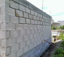 Mur cot&eacute; Est.