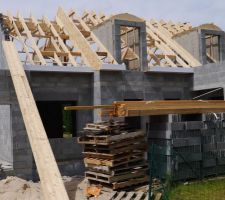 11/05/2015 : Réalisation des ouvertures des velux, du pan oblique dû au décalage de toiture, ... pose des corniches en PVC, ...