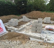 Arriv&eacute;e des parpaings et 1er rang pos&eacute; !