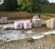 Arriv&eacute;e des parpaings et 1er rang pos&eacute; !