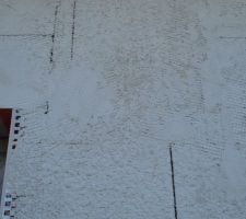 Première passe de l'enduit, petit filet entre le mur et le linteau du volet roulant