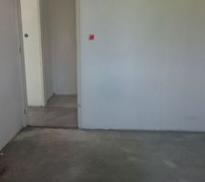 On voit les WC au fond et la chape de la chambre du bas, il y a 10mm de moins que les endroits carreler, juste pour mettre le parquet flottant.