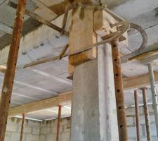 Pilier centrale qui soutient la grosse poutre centrale de la chape du premier &eacute;tage dans un sarcophage avec des &eacute;tais.