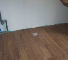 Dans la buanderie, nous avons également mis du parquet!! Je sais celà ne ce fait pas, mais il y a une protection contre l'humiditée...