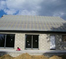 Mise hors d'eau faite en un jour. Maintenant une journée celle du mardi 12 mai pour monter portes et fenêtres. Encore une fois, félicitations aux professionnels de MCT.