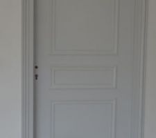 2ème couche de gris sur la porte du bureau