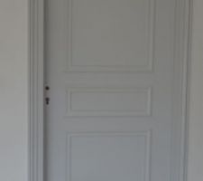 2ème couche de gris sur la porte du bureau