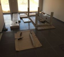 Montage des meubles en cours.