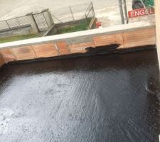 Mis en place du goudron sur le Toit terrasse