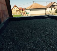 Mis en place du gravier sur le toit terrasse