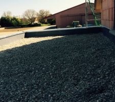 Mis en place du gravier sur le toit terrasse