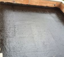 Mis en place du goudron sur le toit terrasse